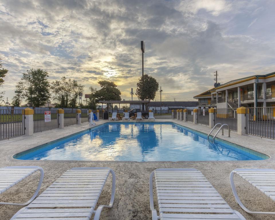 Econo Lodge Byron Bagian luar foto