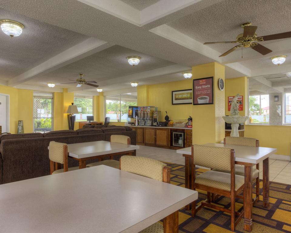 Econo Lodge Byron Bagian luar foto