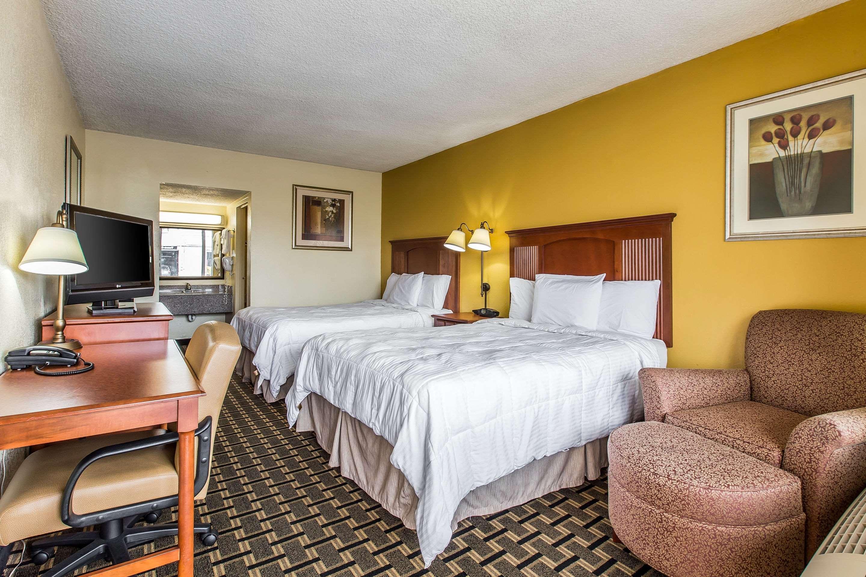 Econo Lodge Byron Bagian luar foto