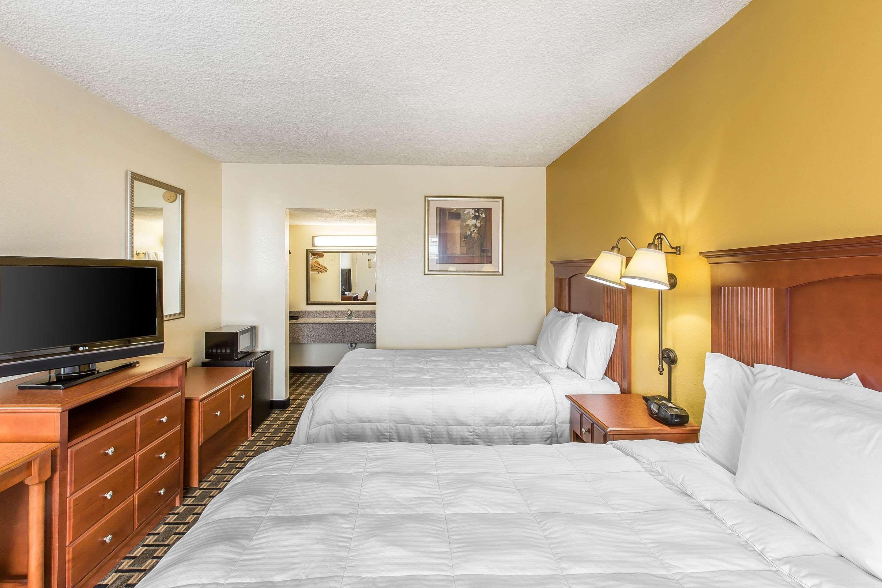 Econo Lodge Byron Bagian luar foto