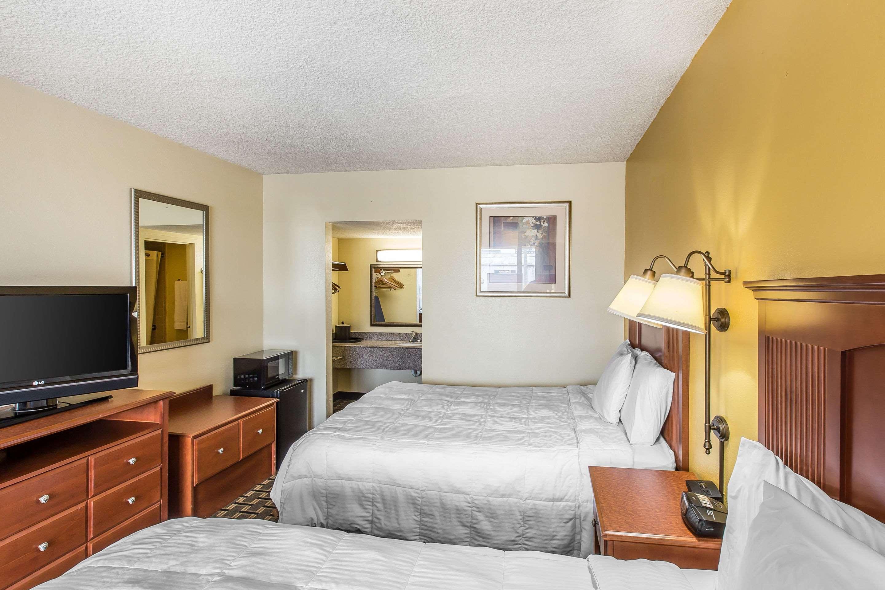Econo Lodge Byron Bagian luar foto