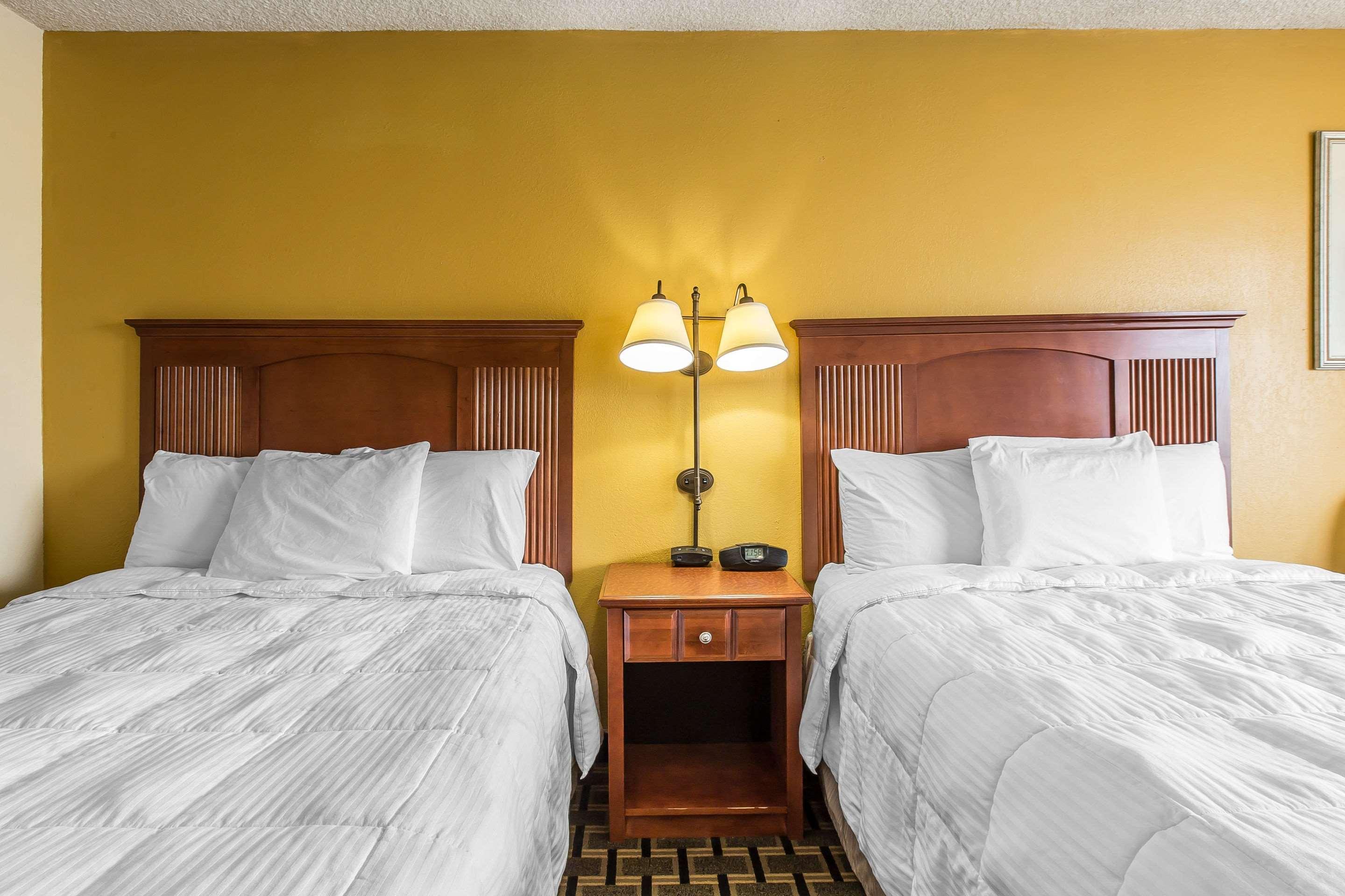 Econo Lodge Byron Bagian luar foto
