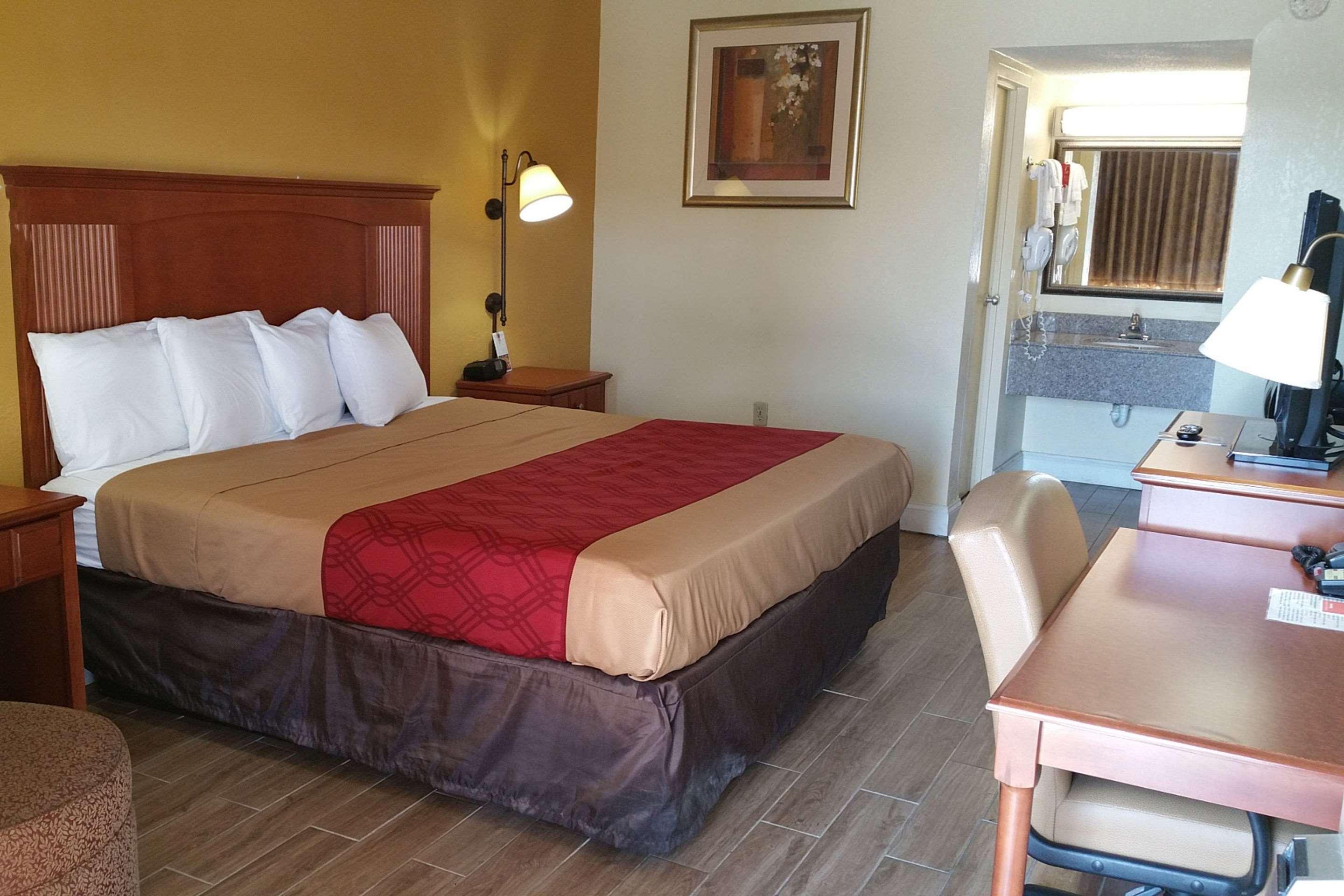 Econo Lodge Byron Bagian luar foto