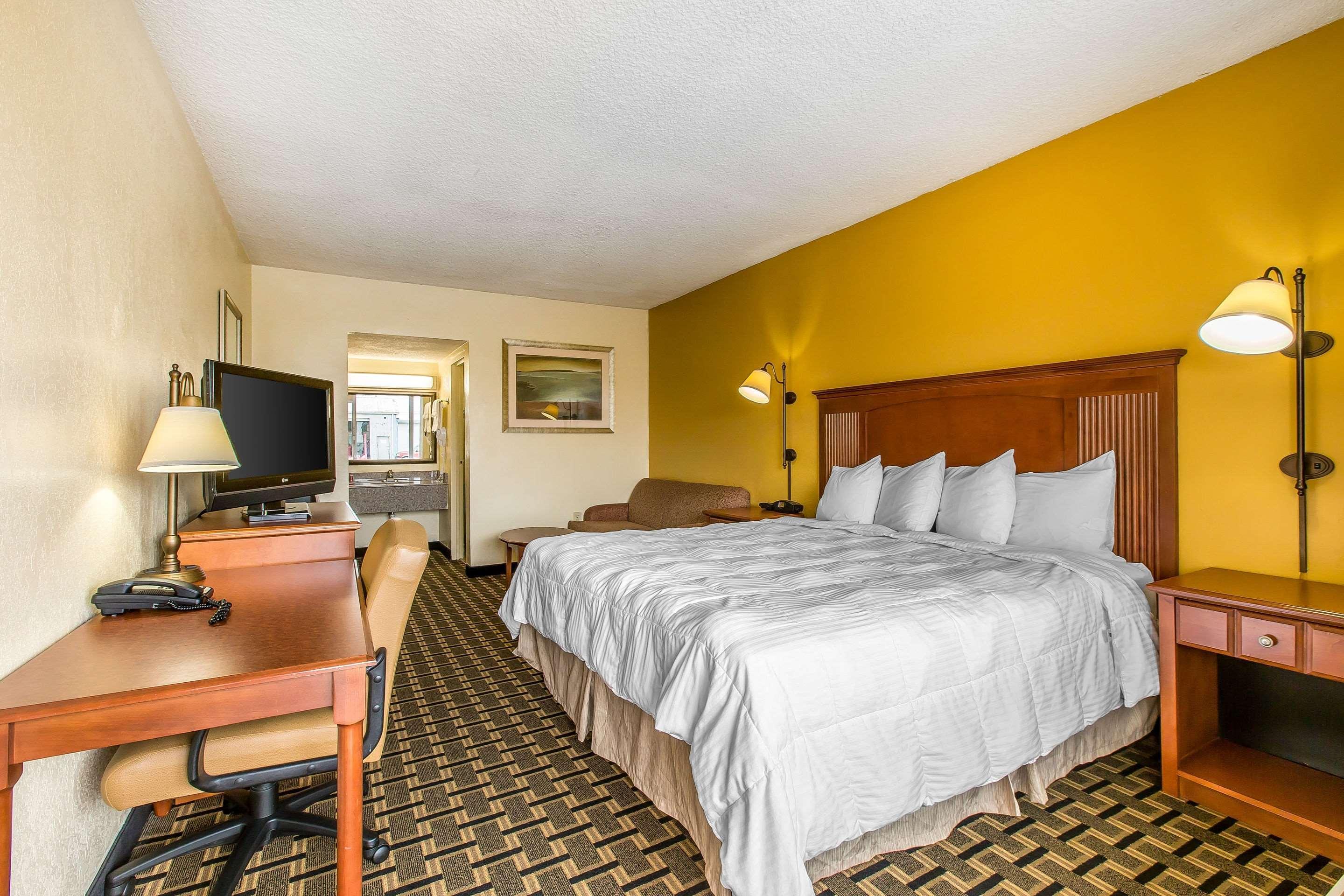 Econo Lodge Byron Bagian luar foto