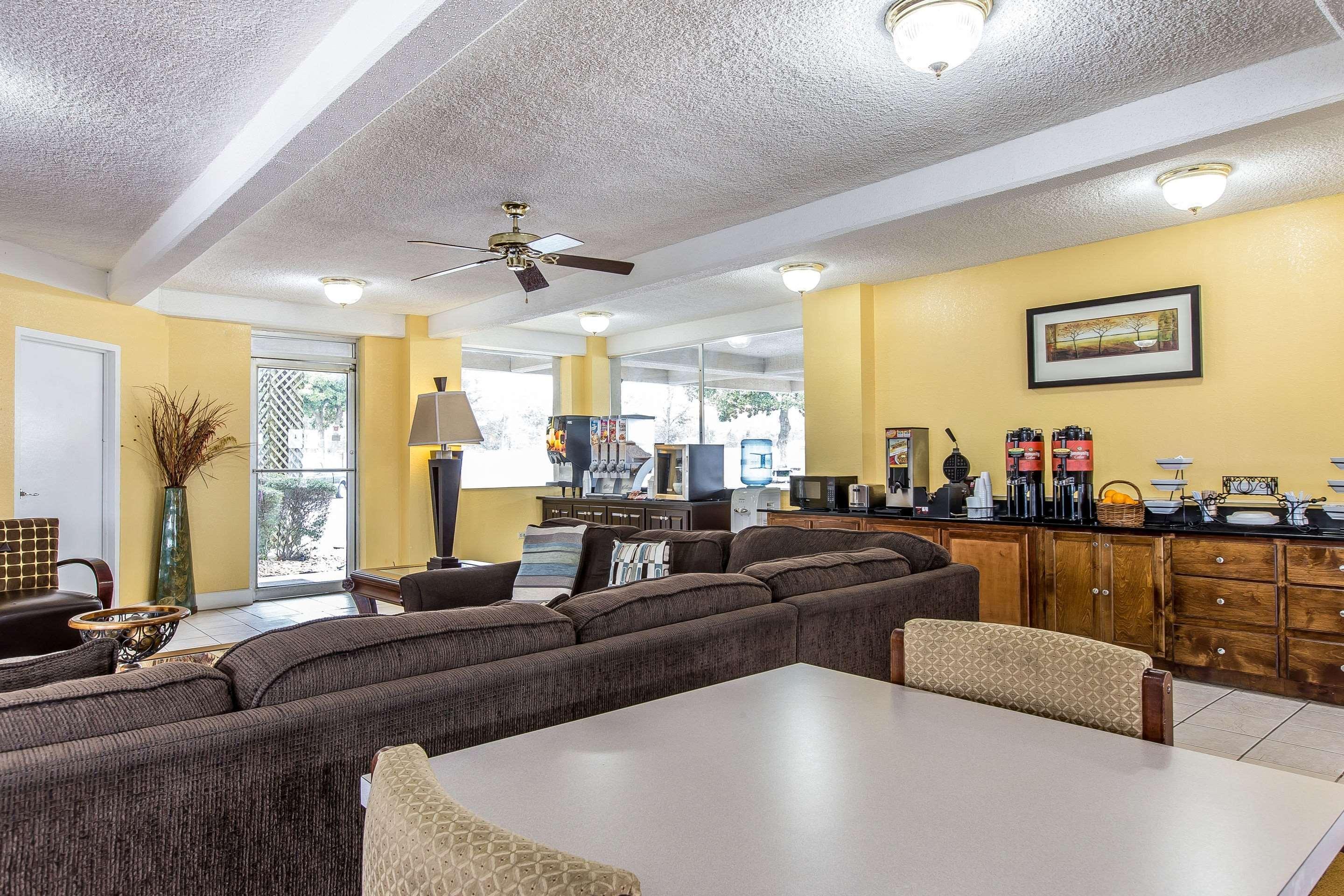 Econo Lodge Byron Bagian luar foto