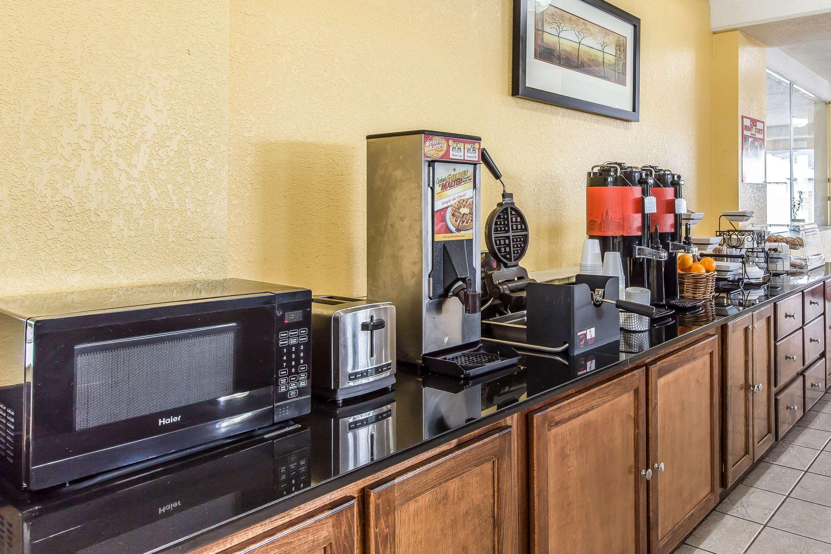 Econo Lodge Byron Bagian luar foto
