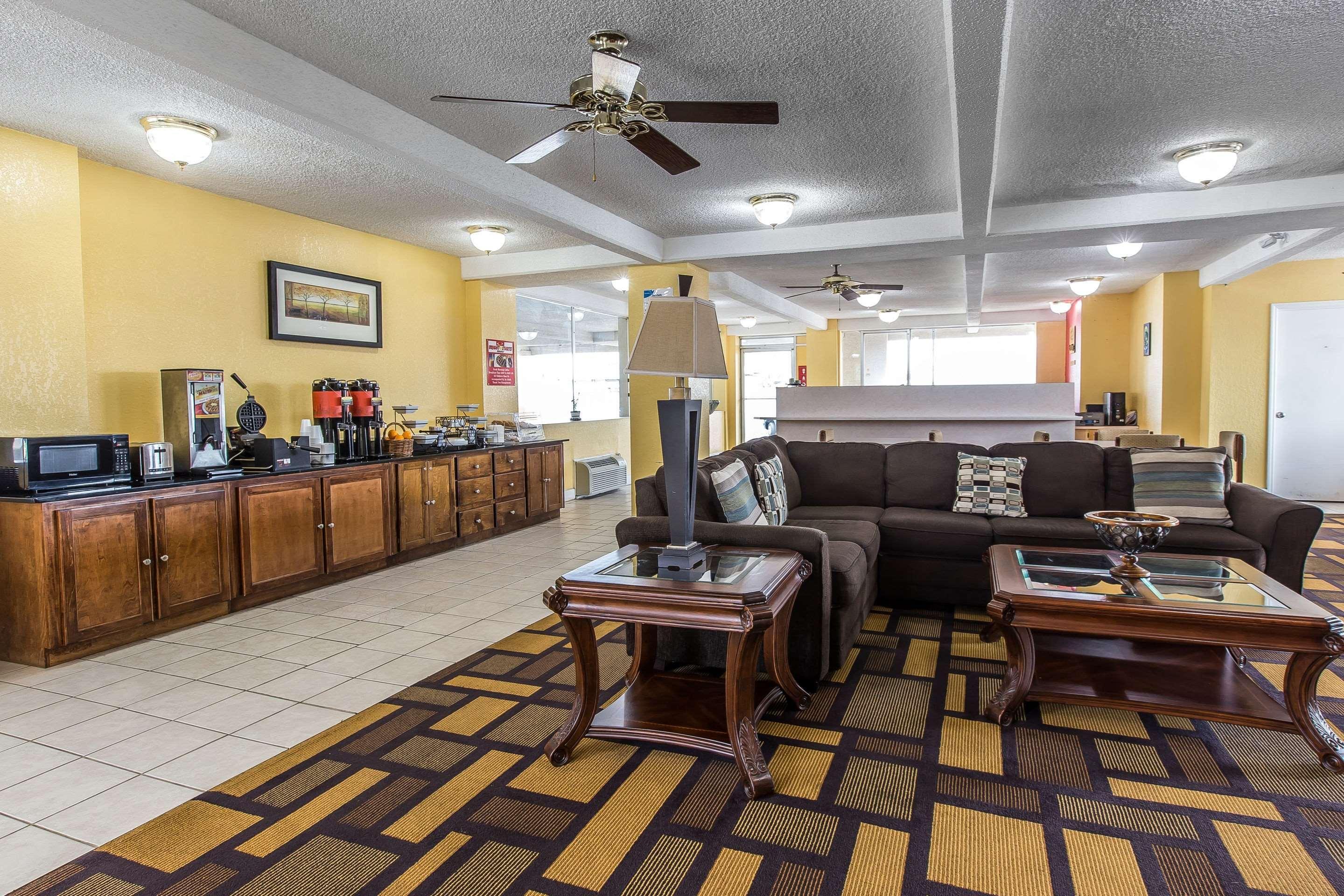 Econo Lodge Byron Bagian luar foto