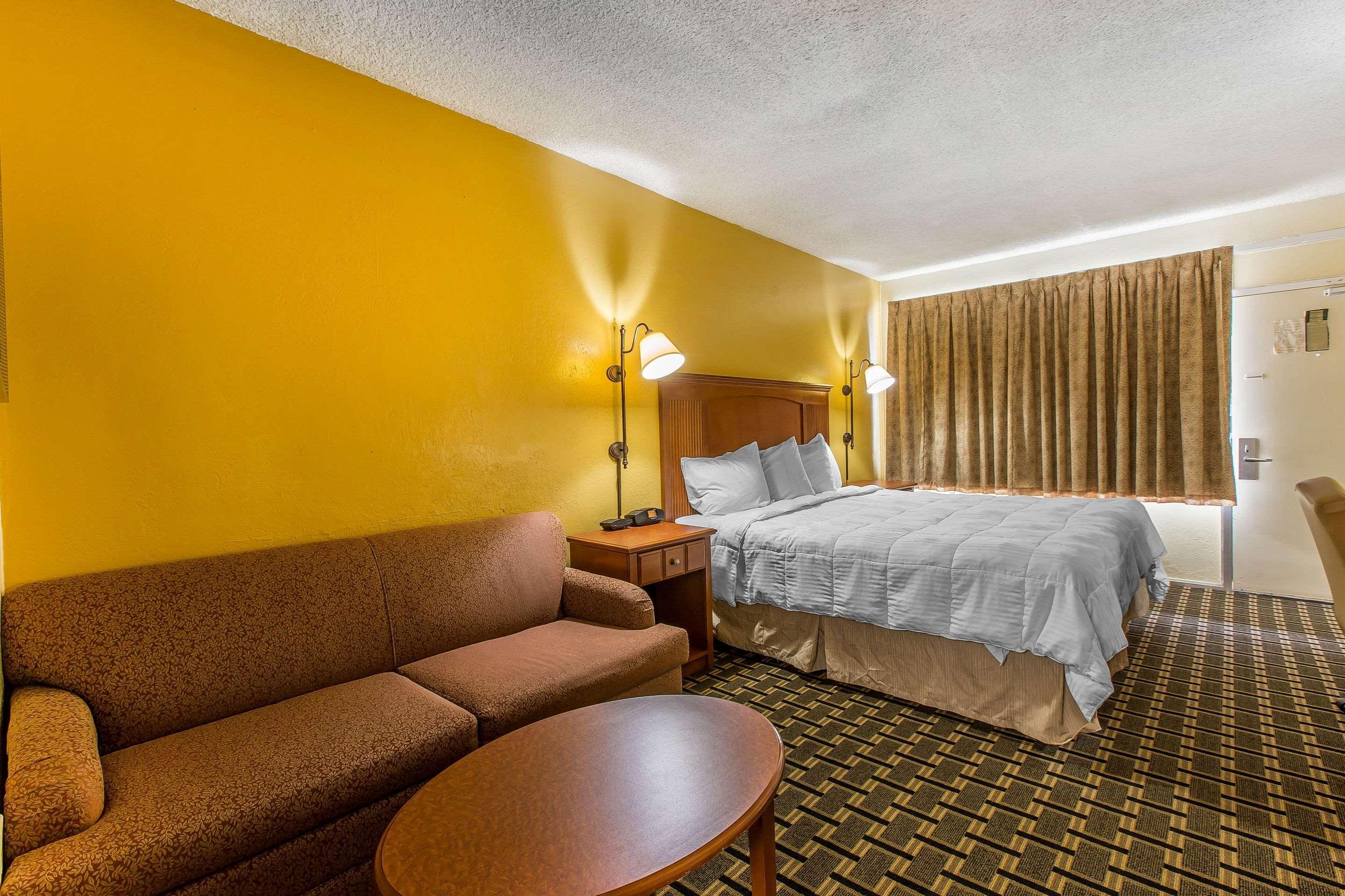Econo Lodge Byron Bagian luar foto