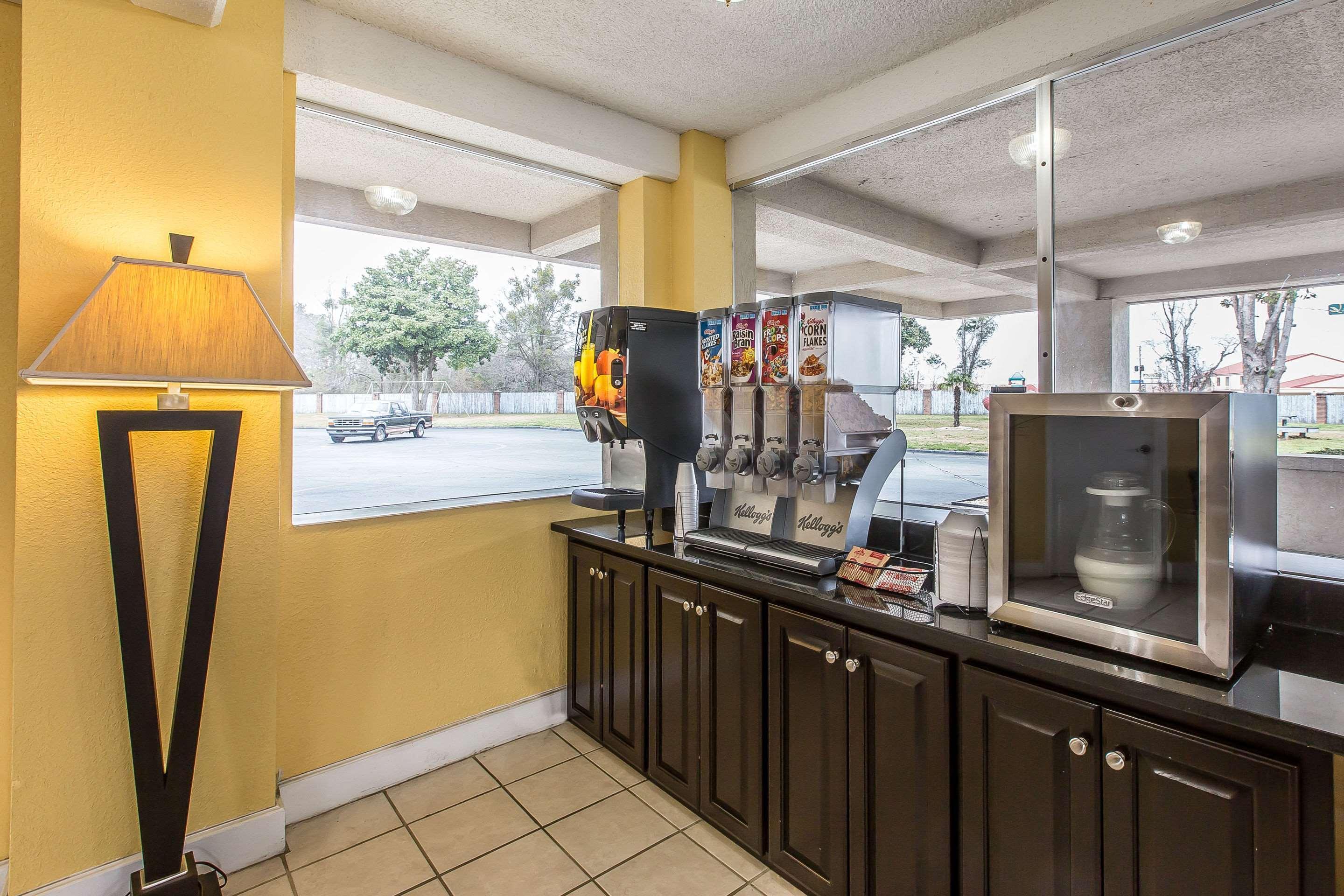 Econo Lodge Byron Bagian luar foto