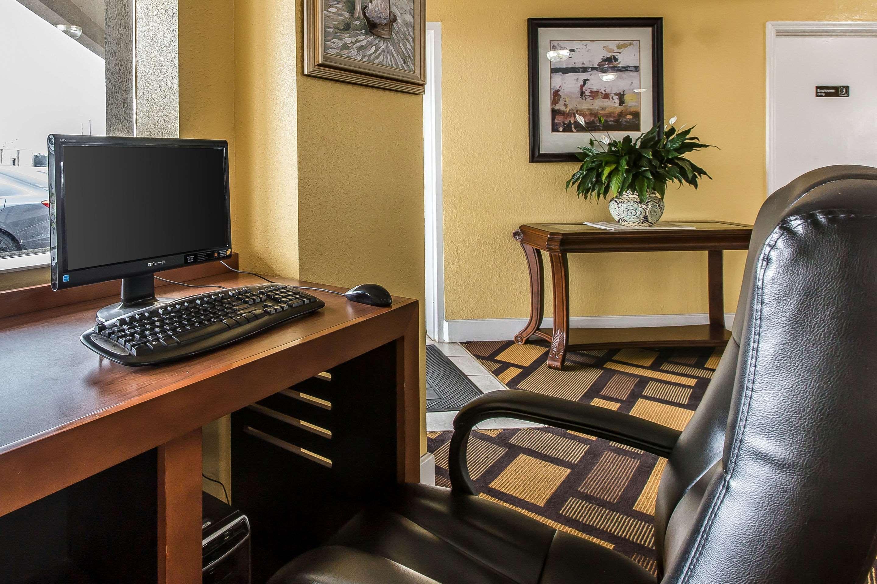 Econo Lodge Byron Bagian luar foto