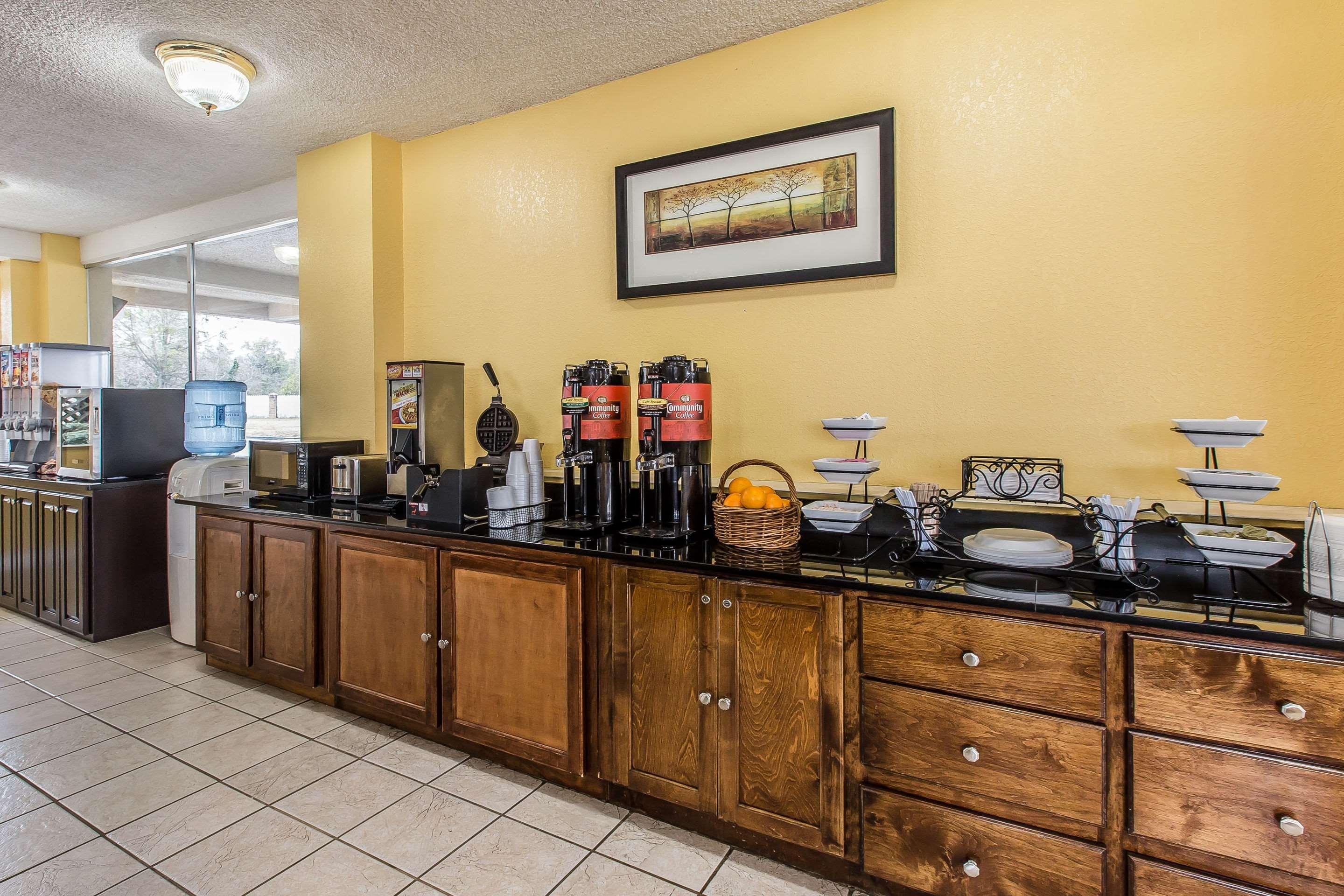 Econo Lodge Byron Bagian luar foto