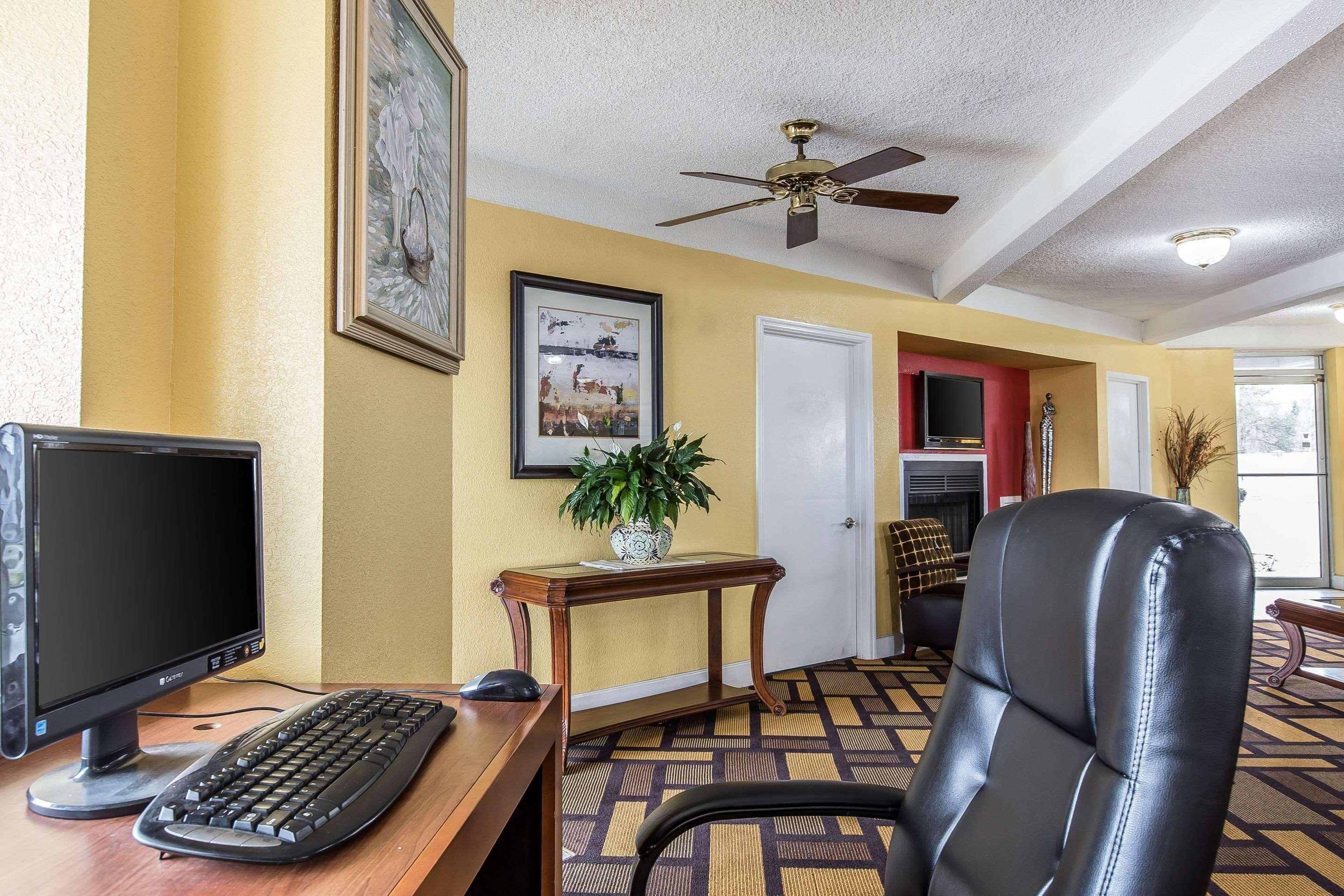 Econo Lodge Byron Bagian luar foto
