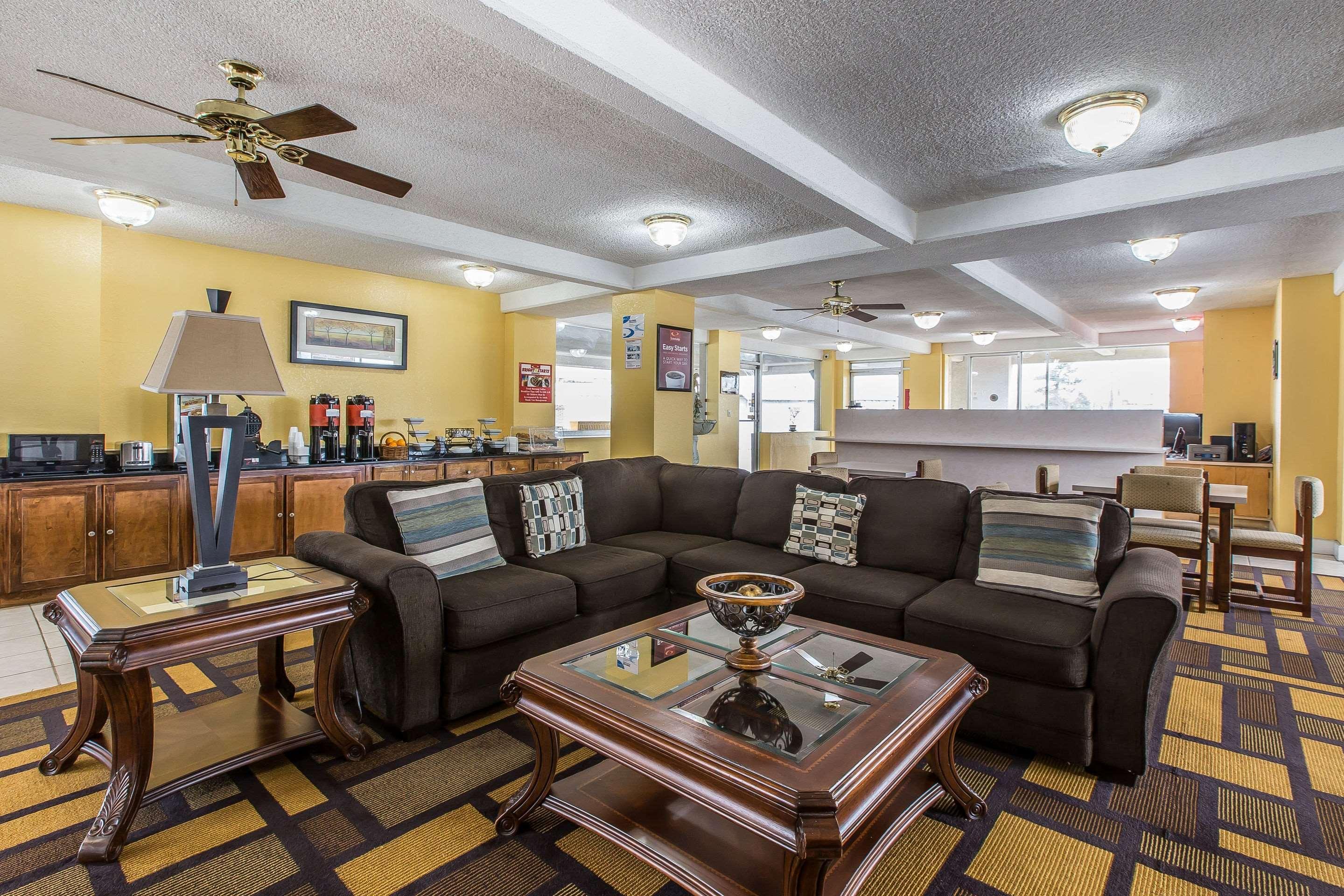 Econo Lodge Byron Bagian luar foto