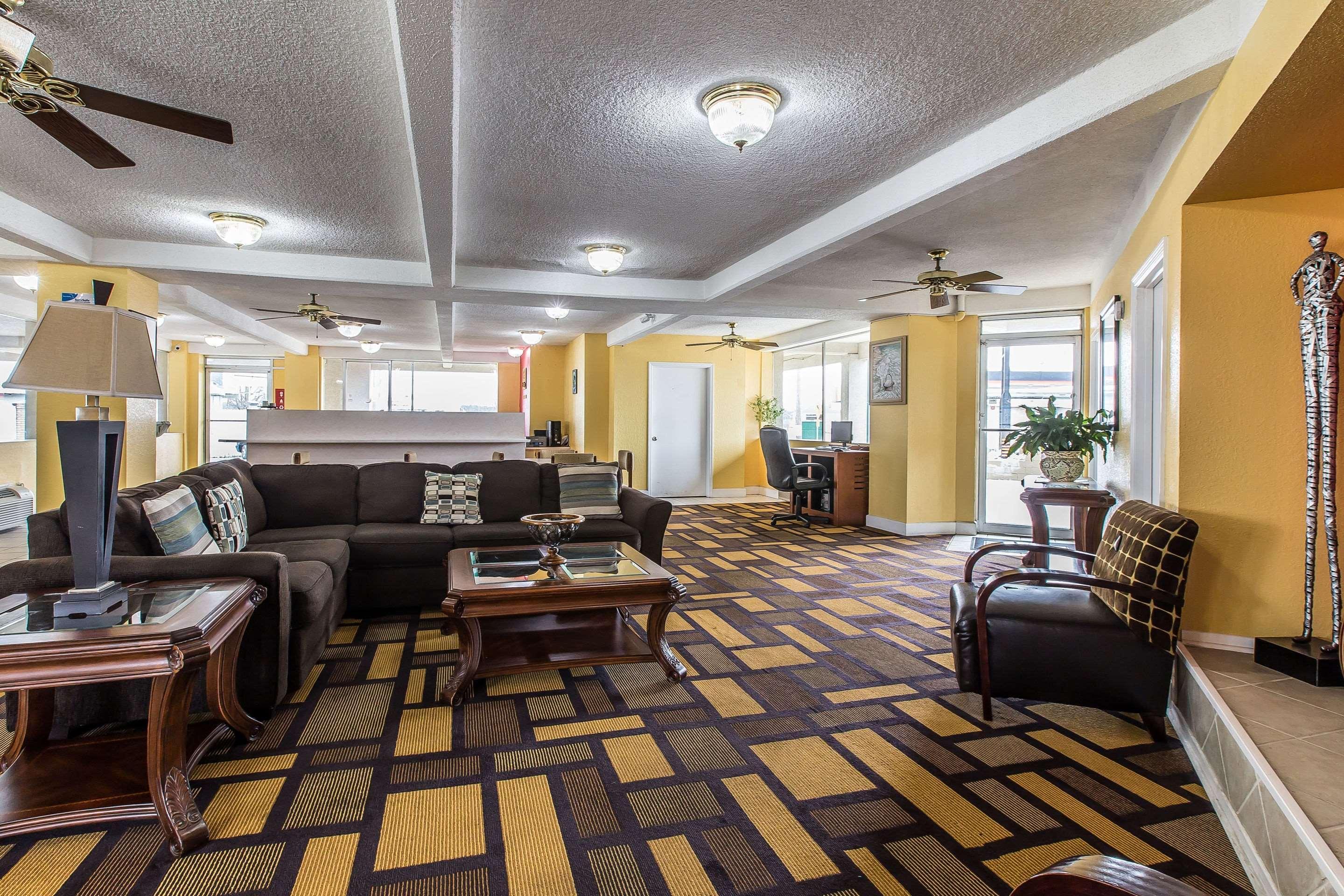 Econo Lodge Byron Bagian luar foto