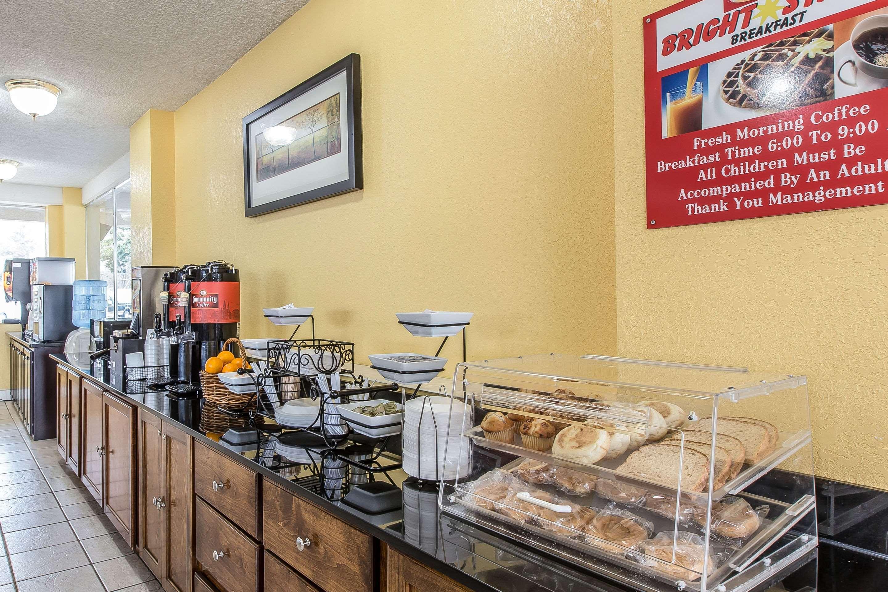 Econo Lodge Byron Bagian luar foto