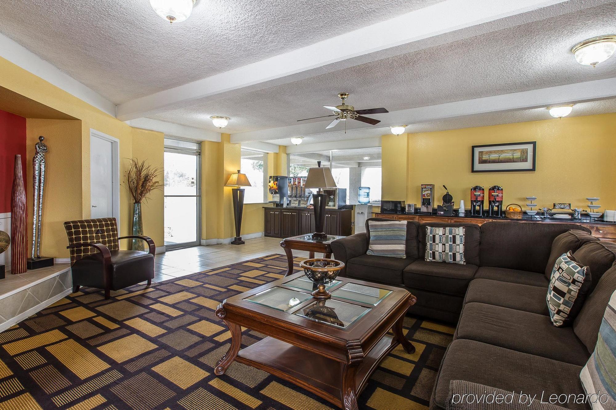 Econo Lodge Byron Bagian luar foto