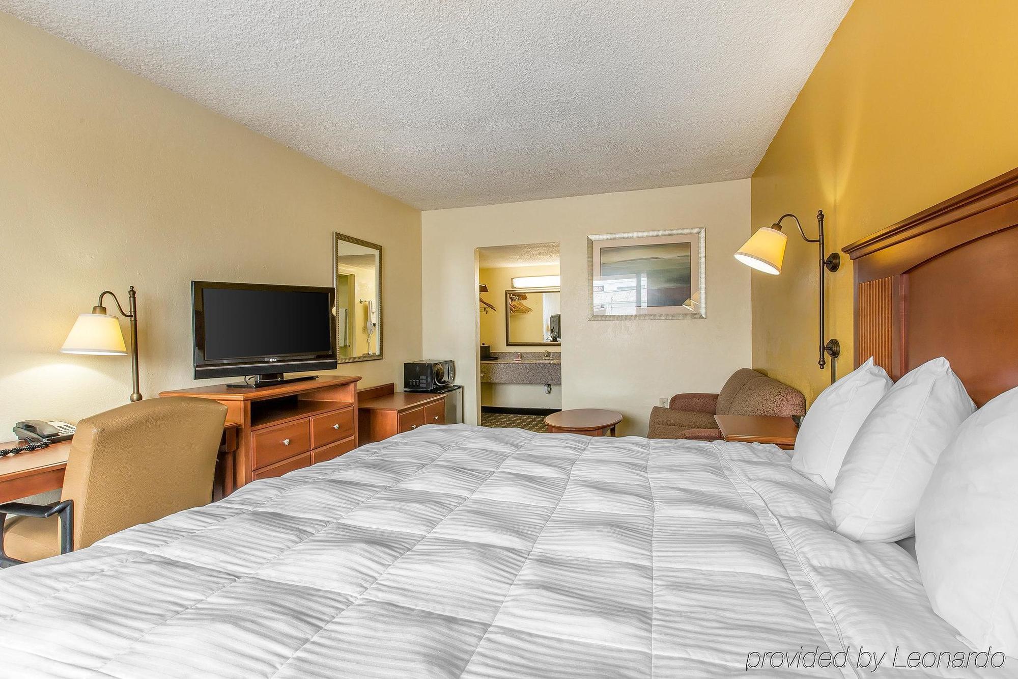 Econo Lodge Byron Bagian luar foto