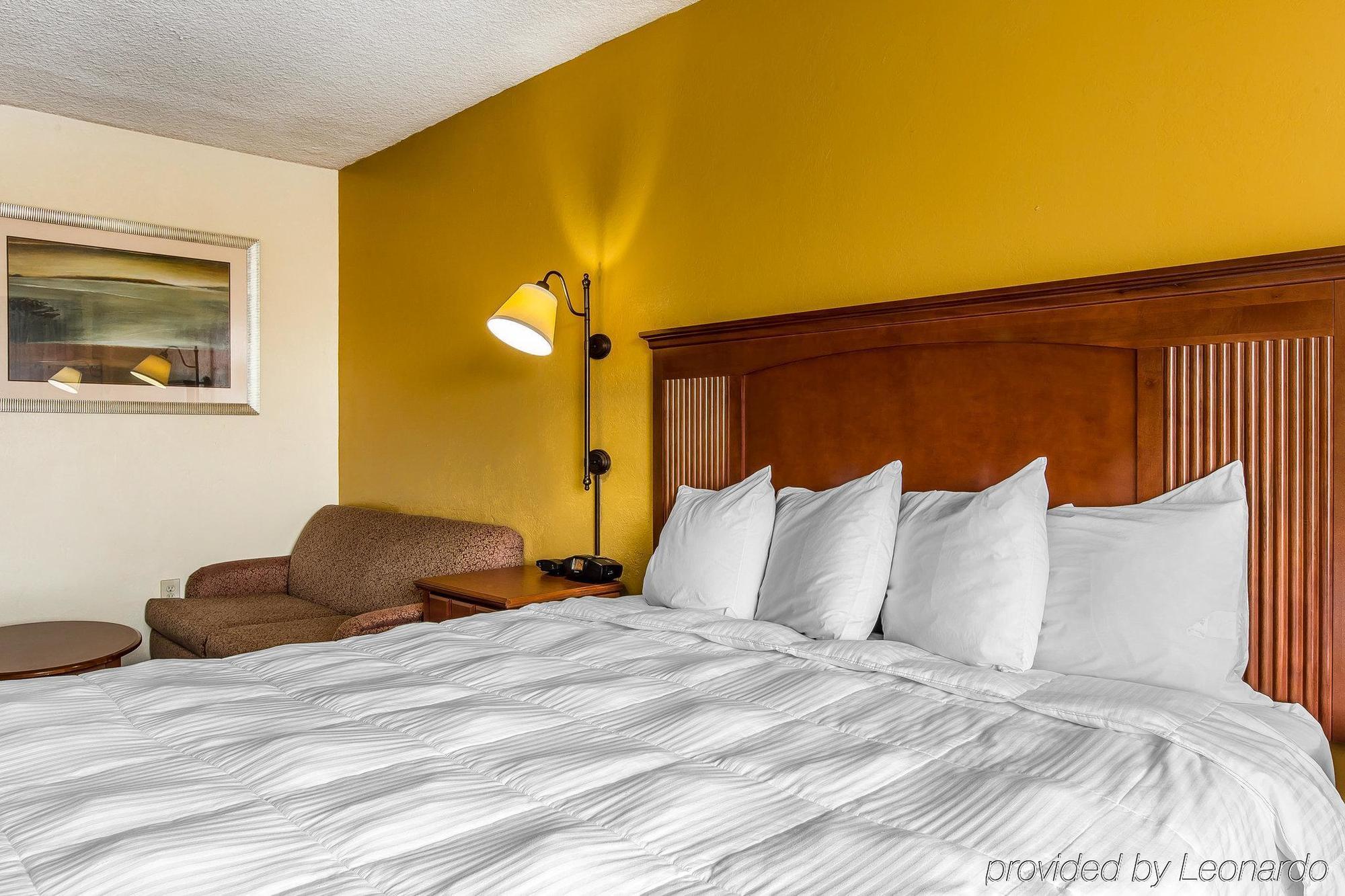 Econo Lodge Byron Bagian luar foto