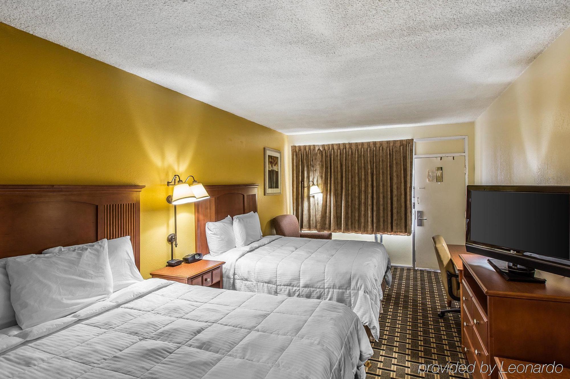 Econo Lodge Byron Bagian luar foto