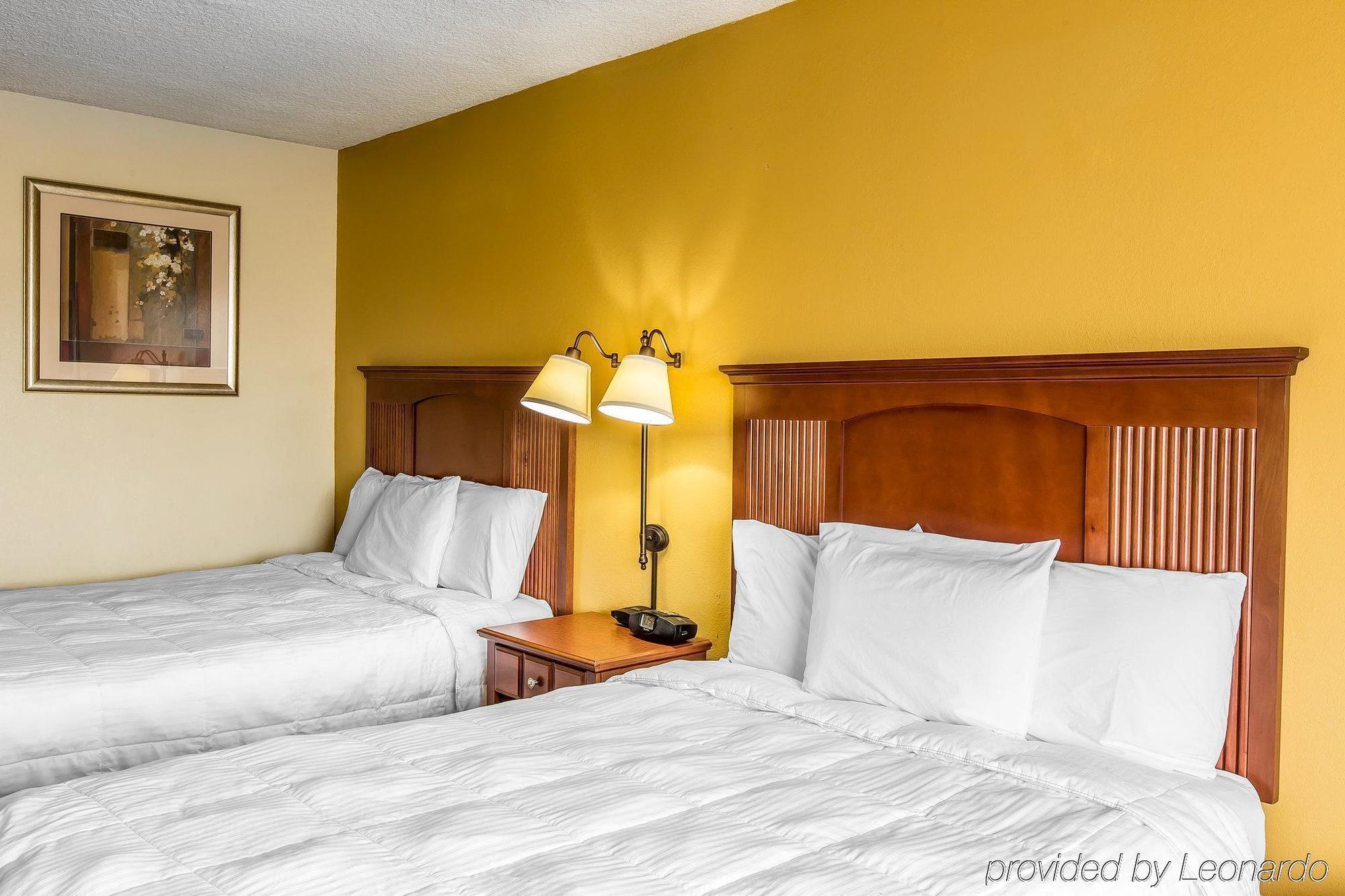 Econo Lodge Byron Bagian luar foto
