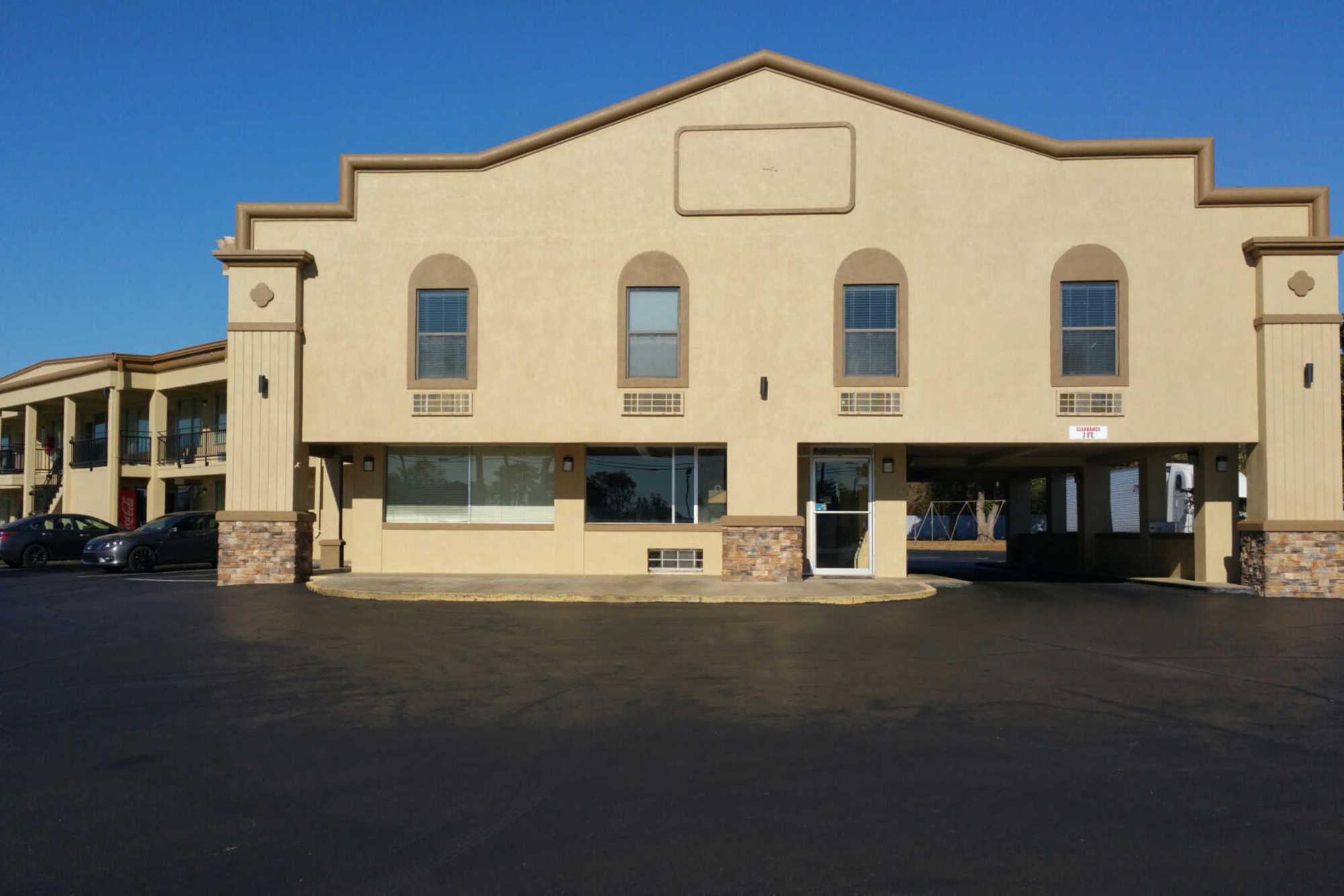 Econo Lodge Byron Bagian luar foto