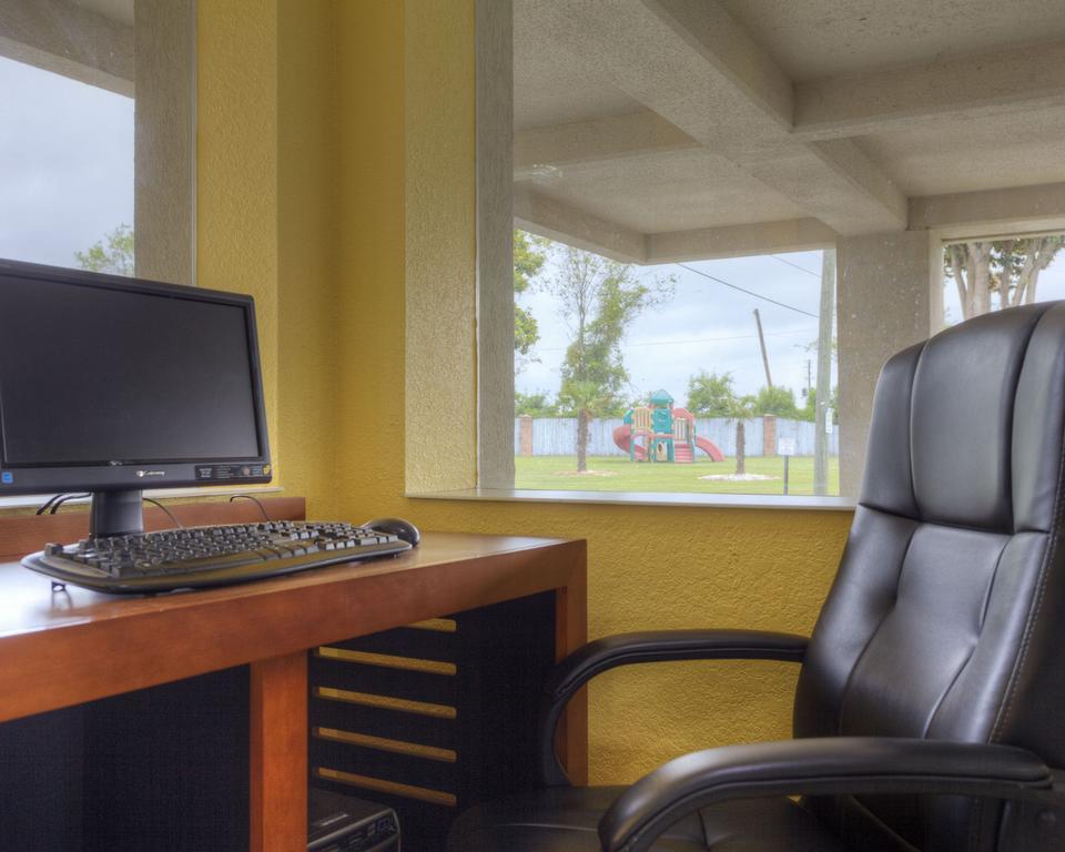 Econo Lodge Byron Bagian luar foto