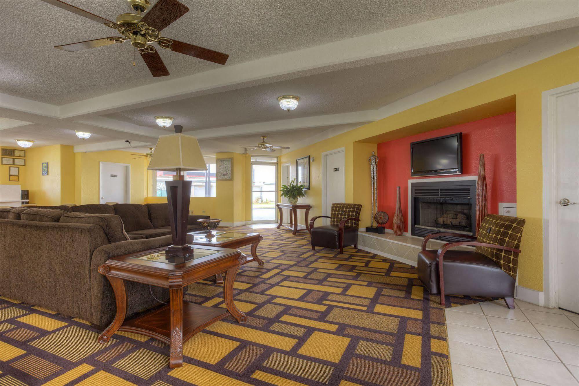 Econo Lodge Byron Bagian luar foto