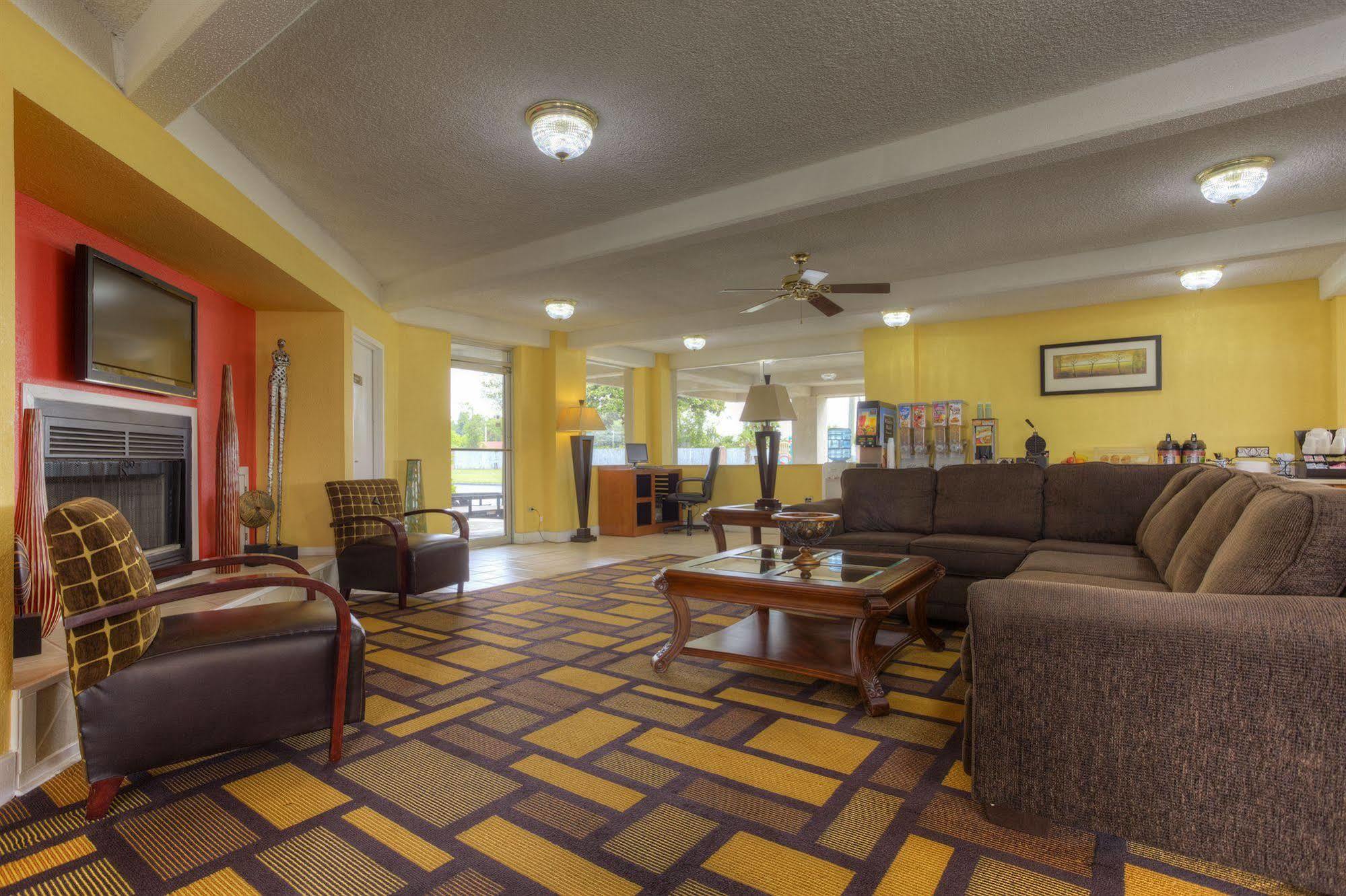 Econo Lodge Byron Bagian luar foto