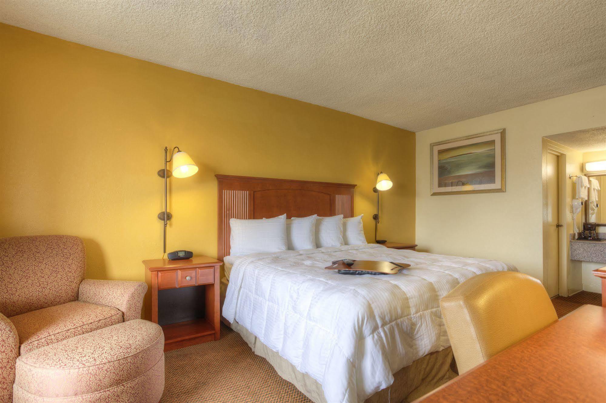 Econo Lodge Byron Bagian luar foto