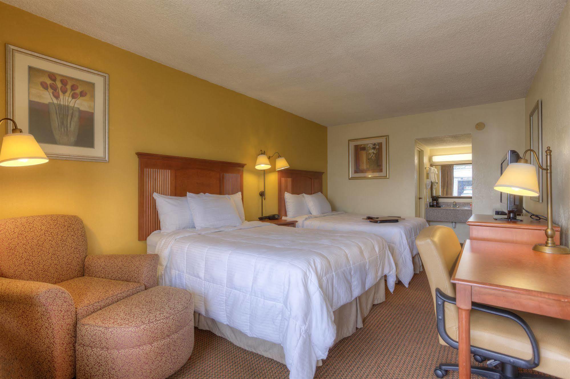 Econo Lodge Byron Bagian luar foto