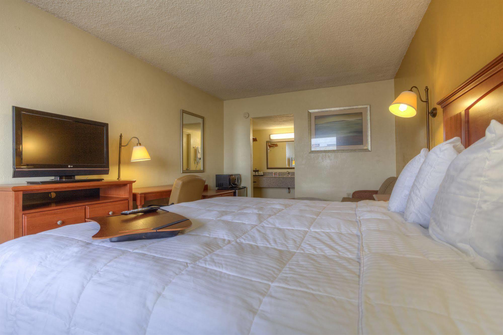 Econo Lodge Byron Bagian luar foto