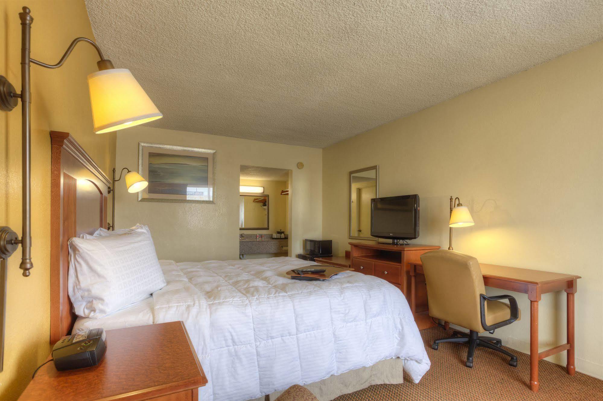Econo Lodge Byron Bagian luar foto