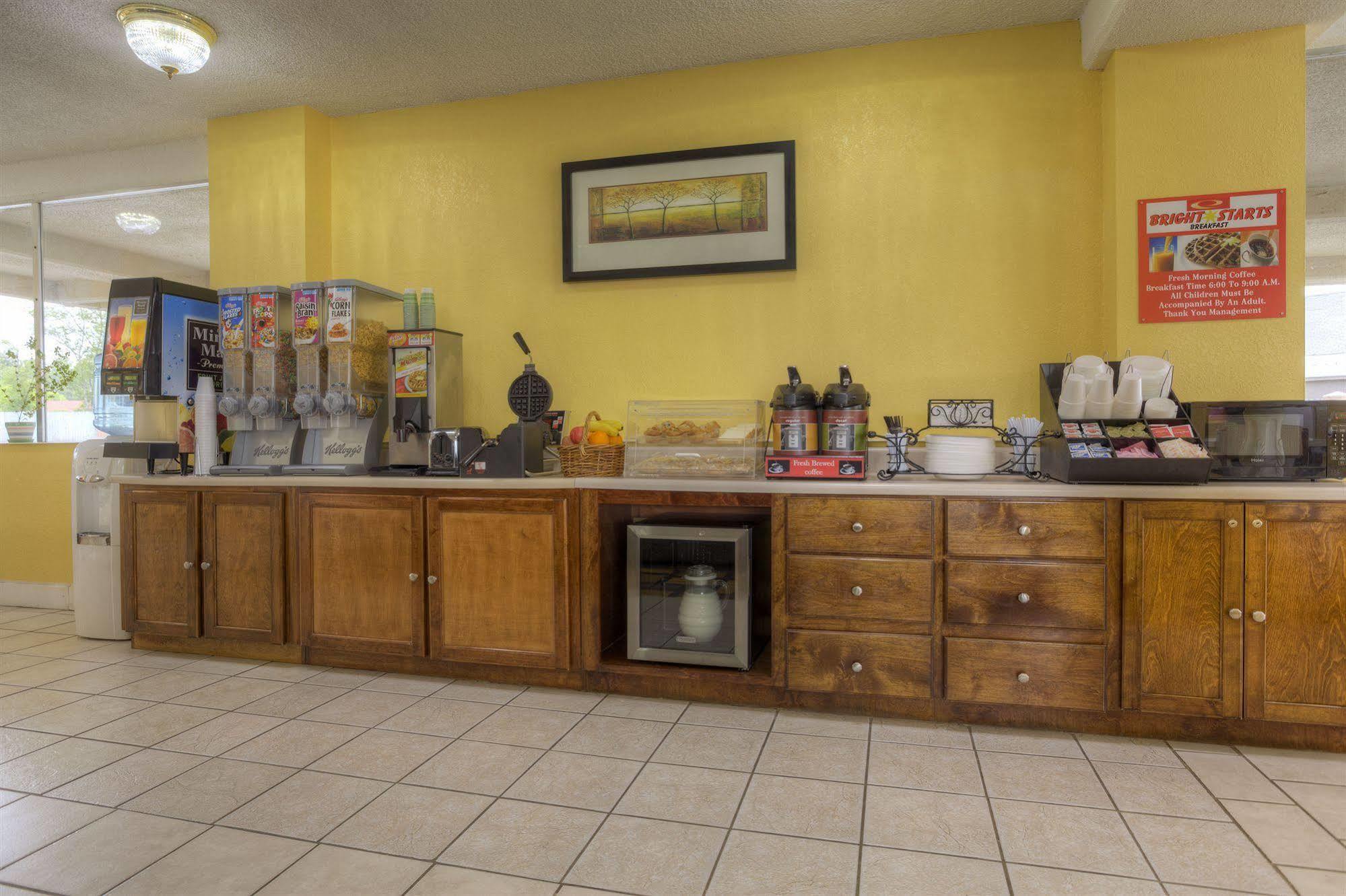 Econo Lodge Byron Bagian luar foto