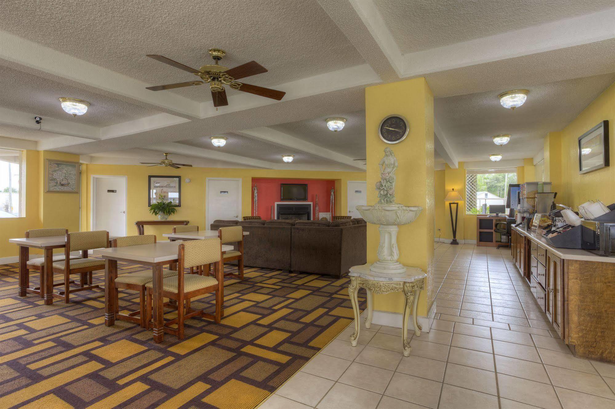 Econo Lodge Byron Bagian luar foto